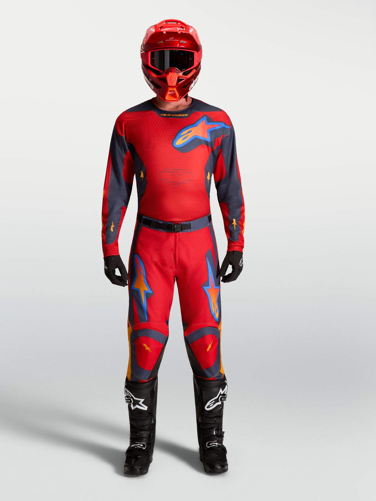 Alpinestars Racer Hunt Gear Set e Calças Racer Hunt, equipamento de motocross masculino, vermelho e cinzento, com camisola, calças, capacete e botas pretas.