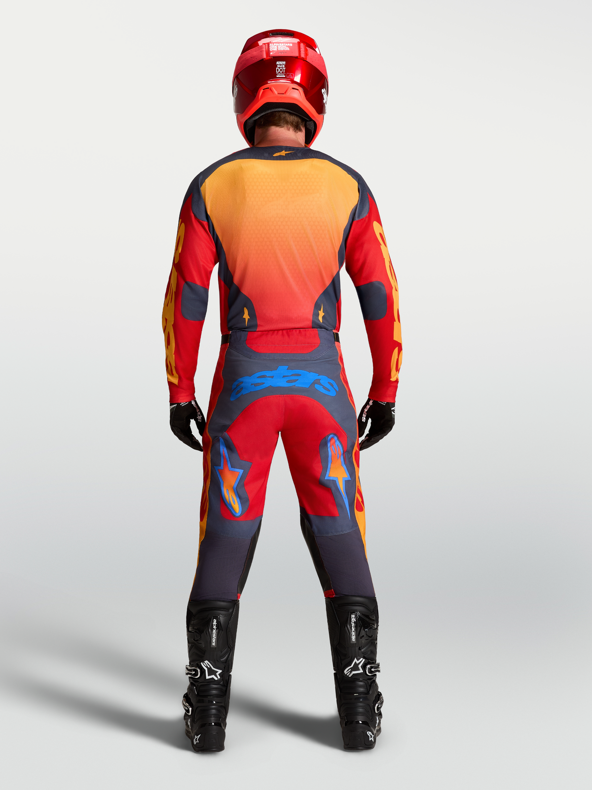 Alpinestars calças Racer Hunt e equipamento de motocross para homem, vermelho e cinzento, vista traseira com ajuste de corrida.
