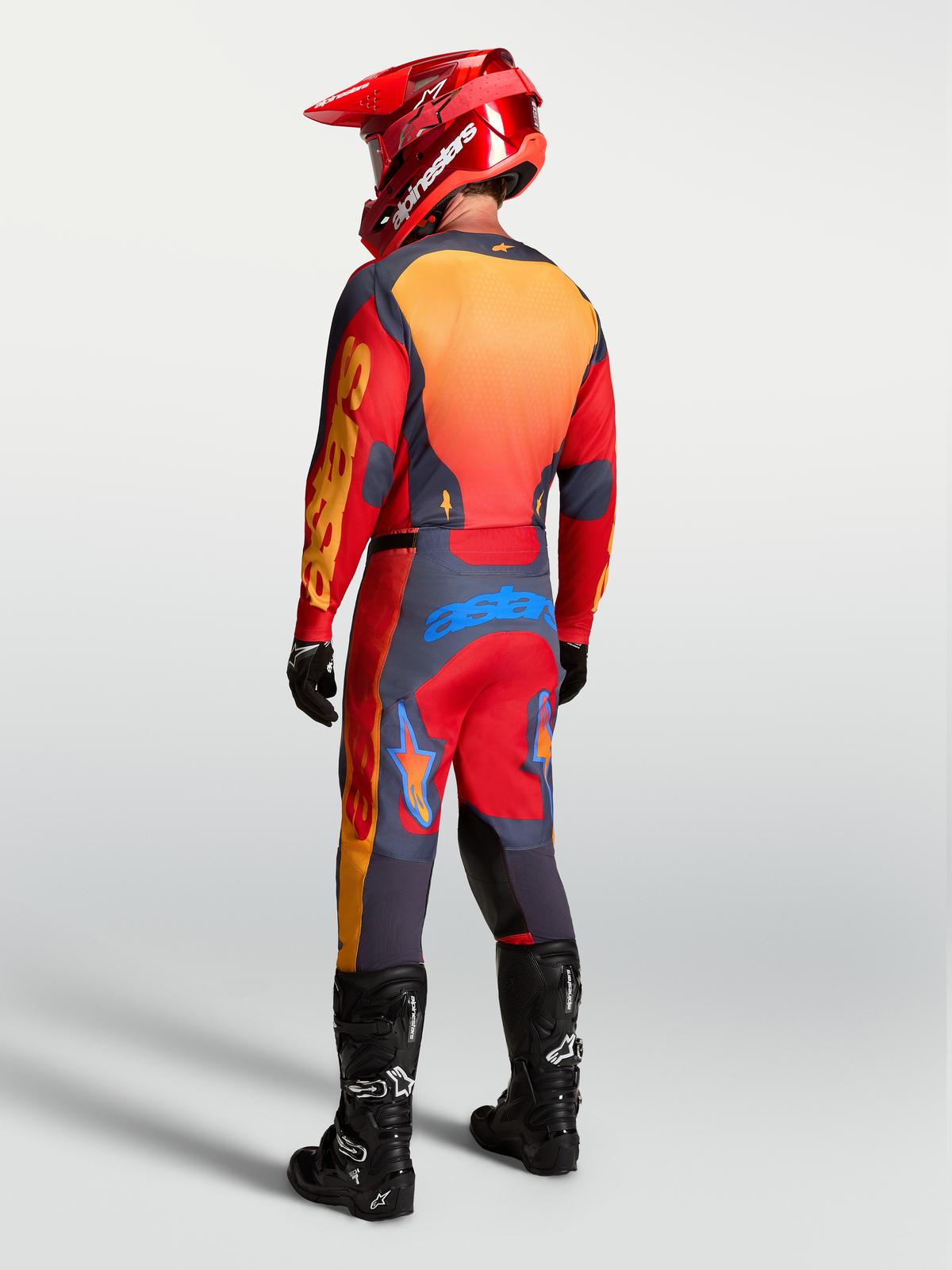 Alpinestars Racer Hunt Gear Set e Calças, conjunto de motocross para homem, vermelho e cinzento, vista traseira.