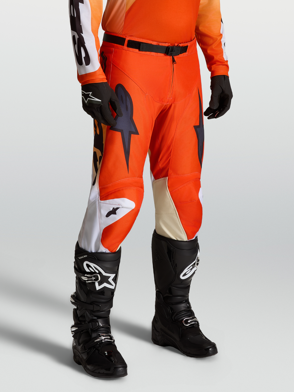 Alpinestars Calças Racer Amber, calças de motocross vermelho cardeal e preto em poliéster 600D, ajuste de corrida para homem com luvas e botas Tech Series.