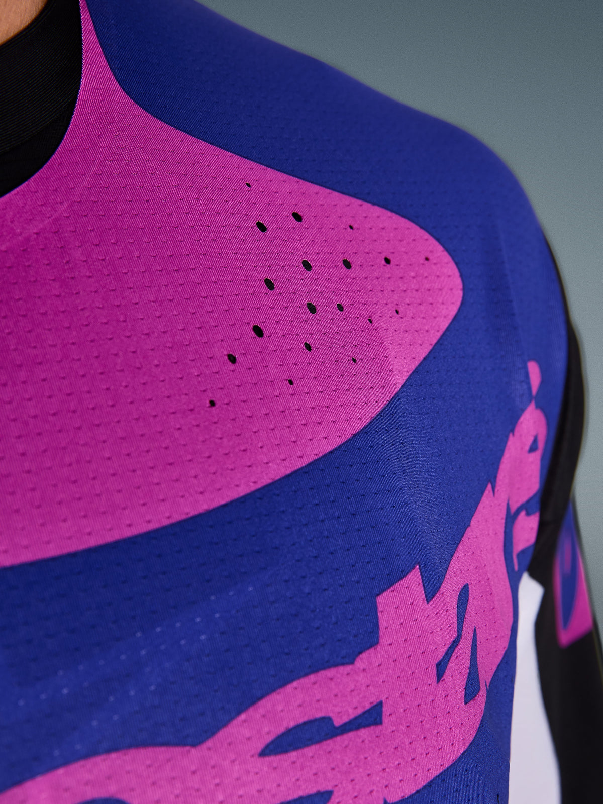 Camisola Alpinestars 2026 Techstar Knif, camisola de motocross, preta, cinzento claro e roxa, grande plano do peito com perfurações cortadas a laser e tecido elástico com absorção de humidade para uma ventilação melhorada