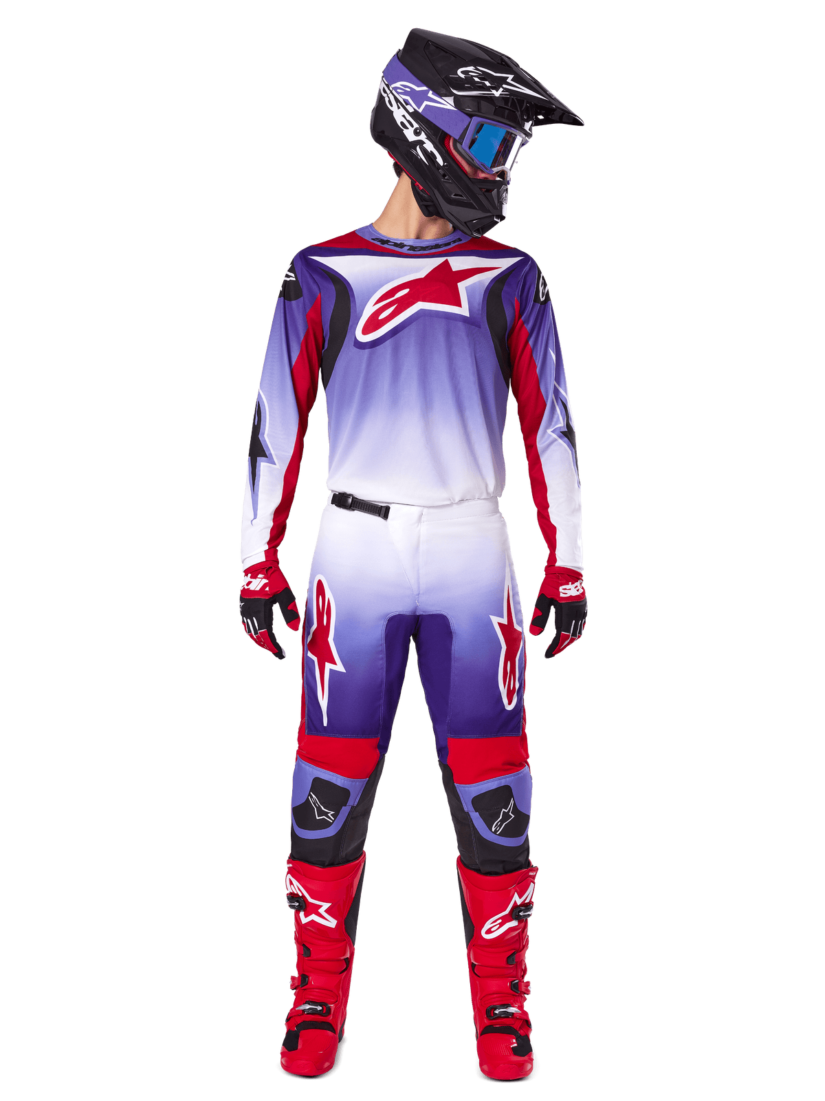 Piloto de motocross com equipamento de corrida completo da Alpinestars, camisola Fluid Wurx 2025 em Purple Bright Red com detalhes brancos e um grande logótipo de estrela vermelha, calças a condizer, botas vermelhas e capacete preto com óculos, conjunto coordenado para corridas todo-o-terreno