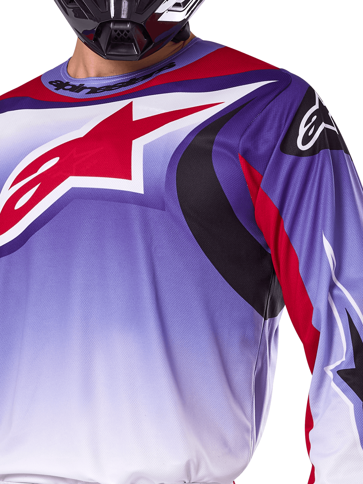 Alpinestars 2025 Fluid Wurx Jersey, camisola de motocross, roxo e vermelho vivo, grande plano de piloto a usar a camisola com grande logótipo de estrela vermelho da Alpinestars no peito, pormenores gráficos curvos em preto e vermelho, corte atlético para competição todo-o-terreno