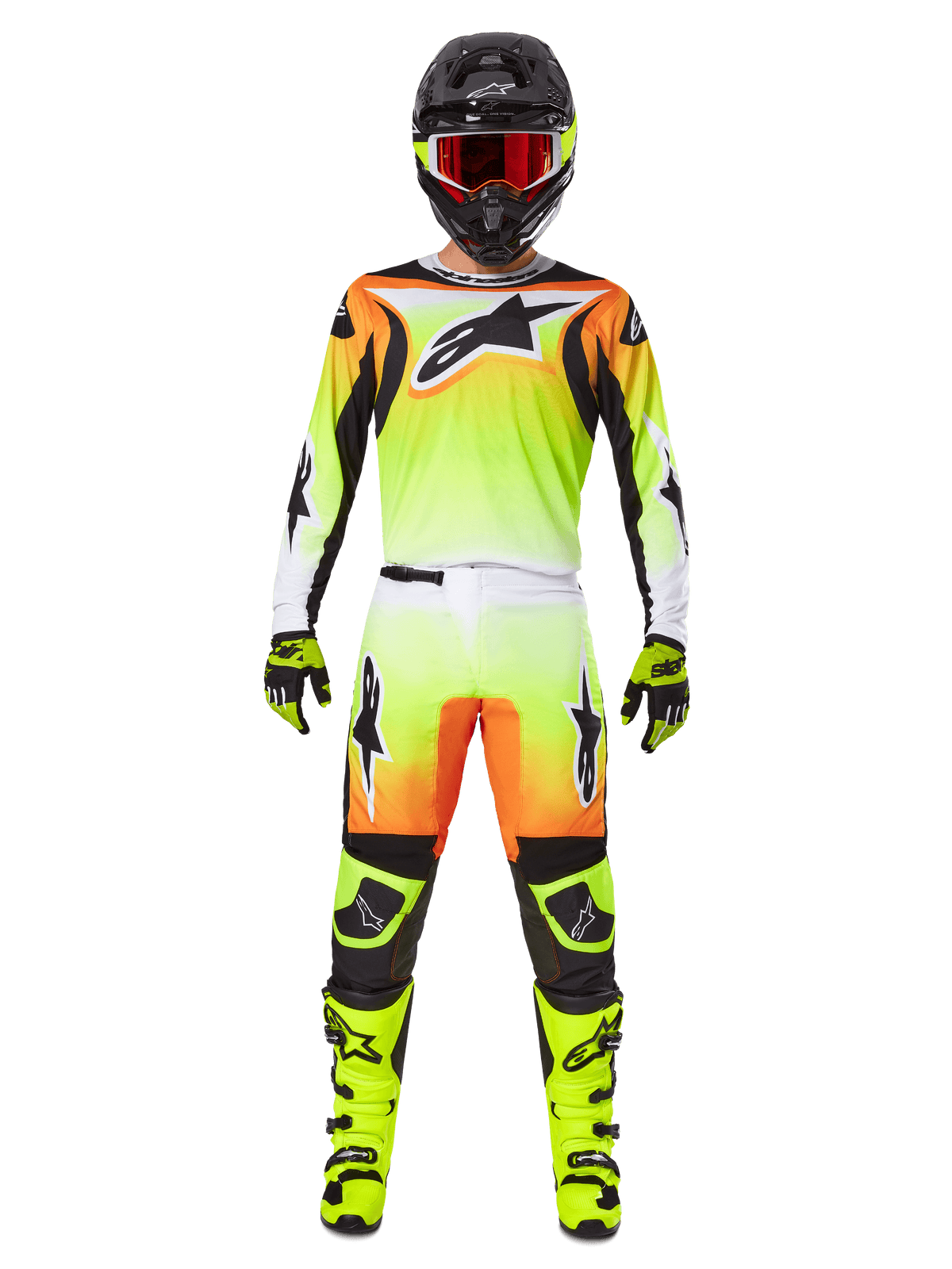 Piloto de motocross com equipamento completo de corrida, Conjunto de Equipamento Alpinestars 2025 Fluid Wurx, amarelo e preto com detalhes em laranja e branco, camisola com logótipo frontal grande, calças a condizer, capacete preto com óculos de proteção de lentes vermelhas, botas amarelo néon, conjunto coordenado para corridas todo-o-terreno