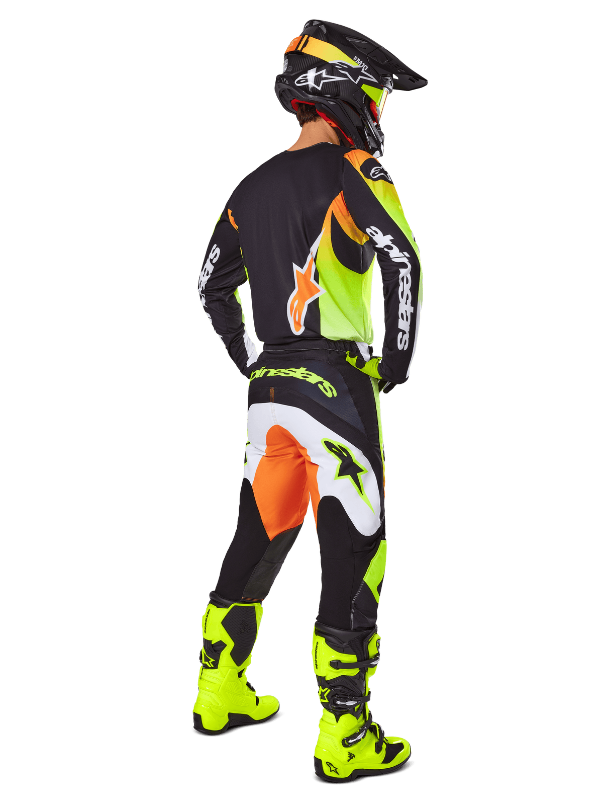 Conjunto de Equipamento Alpinestars 2025 Fluid Wurx, camisola e calças de motocross em amarelo, preto e laranja, visto de uma perspetiva traseira de três quartos, combinado com capacete preto a condizer e botas amarelo vibrante, equipamento profissional de corrida todo-o-terreno