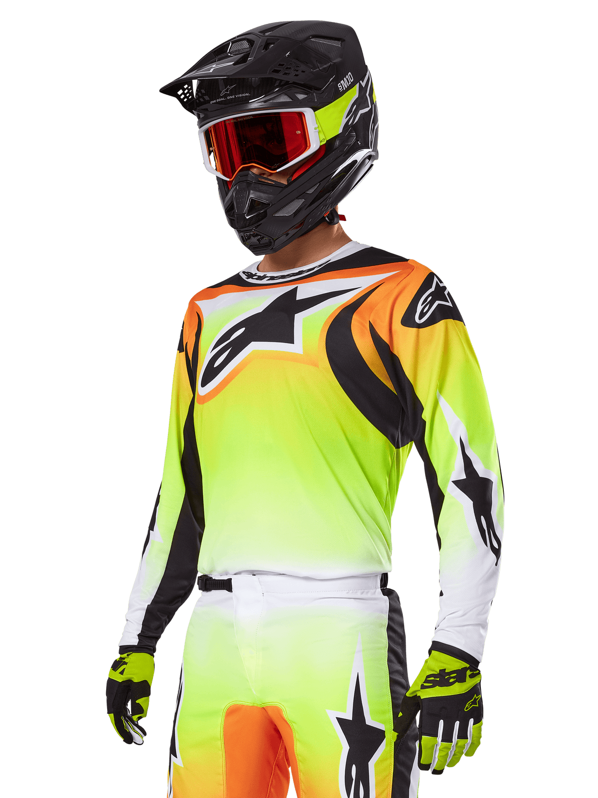 Piloto de motocross a usar o Conjunto de Equipamento Alpinestars 2025 Fluid Wurx, camisola com gradiente amarelo e laranja, detalhes pretos e logótipos de estrela grandes, calças de motocross a condizer, capacete integral preto com óculos de lentes vermelhas e luvas amarelas, conjunto de alta performance para todo-o-terreno