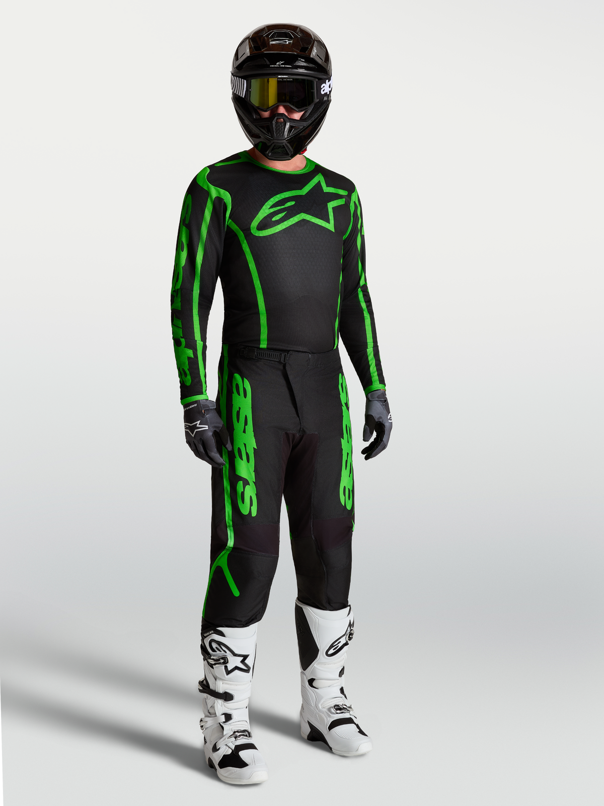 Alpinestars Calças Fluid Apex V2, calças de motocross para homem, pretas e verde fluorescente, equipamento de corrida com ajuste ergonómico, conjunto completo com botas brancas.