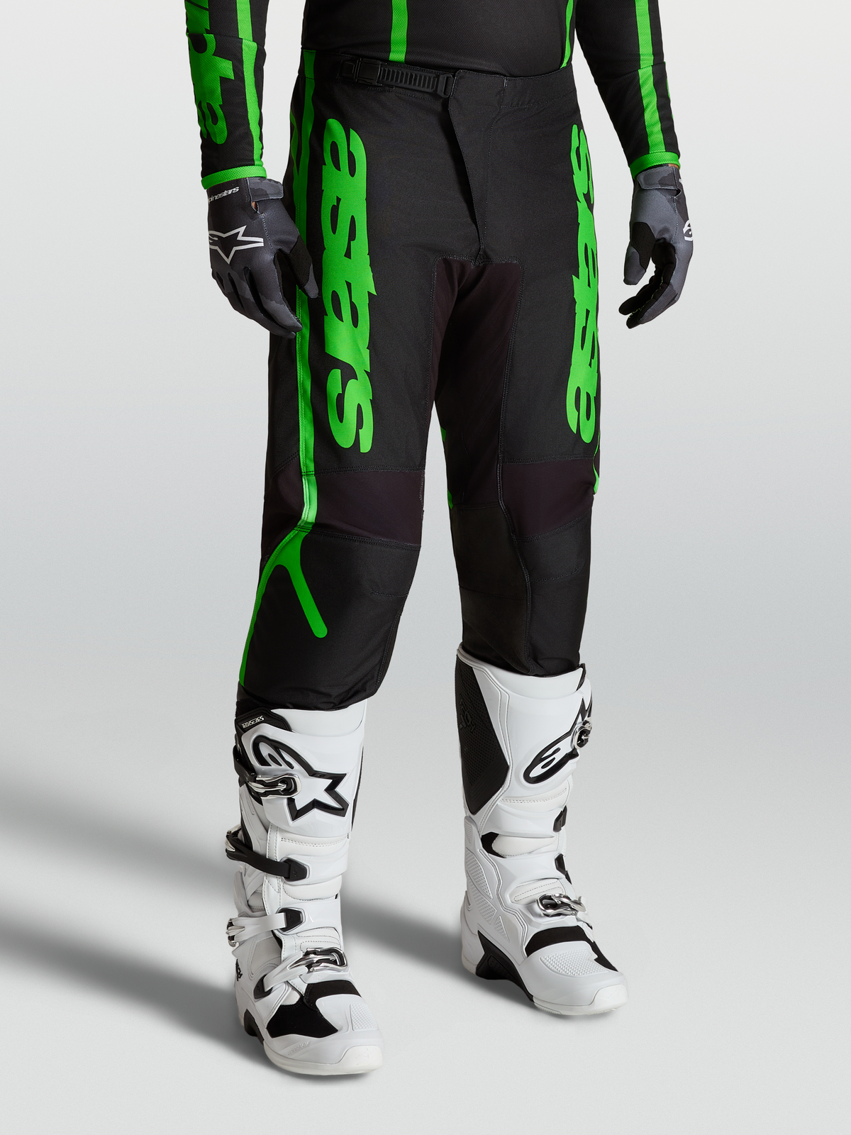 Alpinestars Calças Fluid Apex V2, equipamento de motocross para homem, pretas e verde fluorescente, construção em polifabric 600D reforçado, design ergonómico para performance off-road
