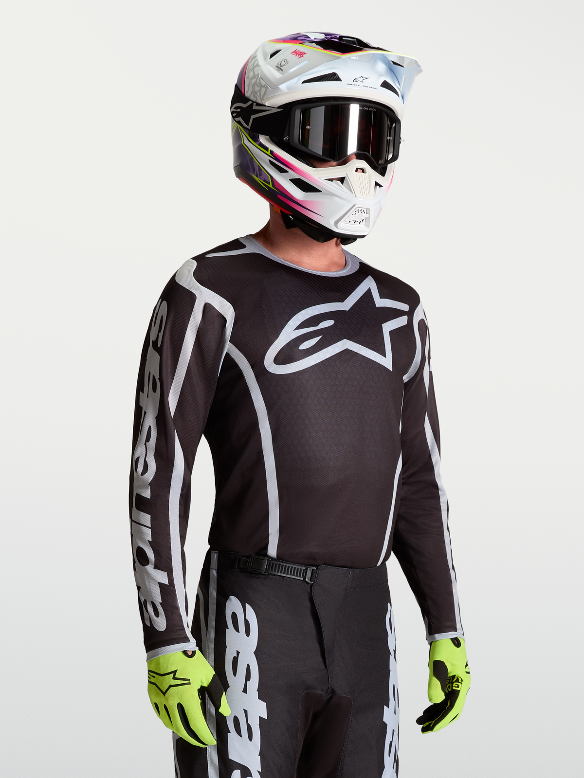 Alpinestars Camisola Fluid Apex V2, camisola de motocross para homem, preta e prateada, em tecido respirável para todo-o-terreno, ajuste atlético descontraído.