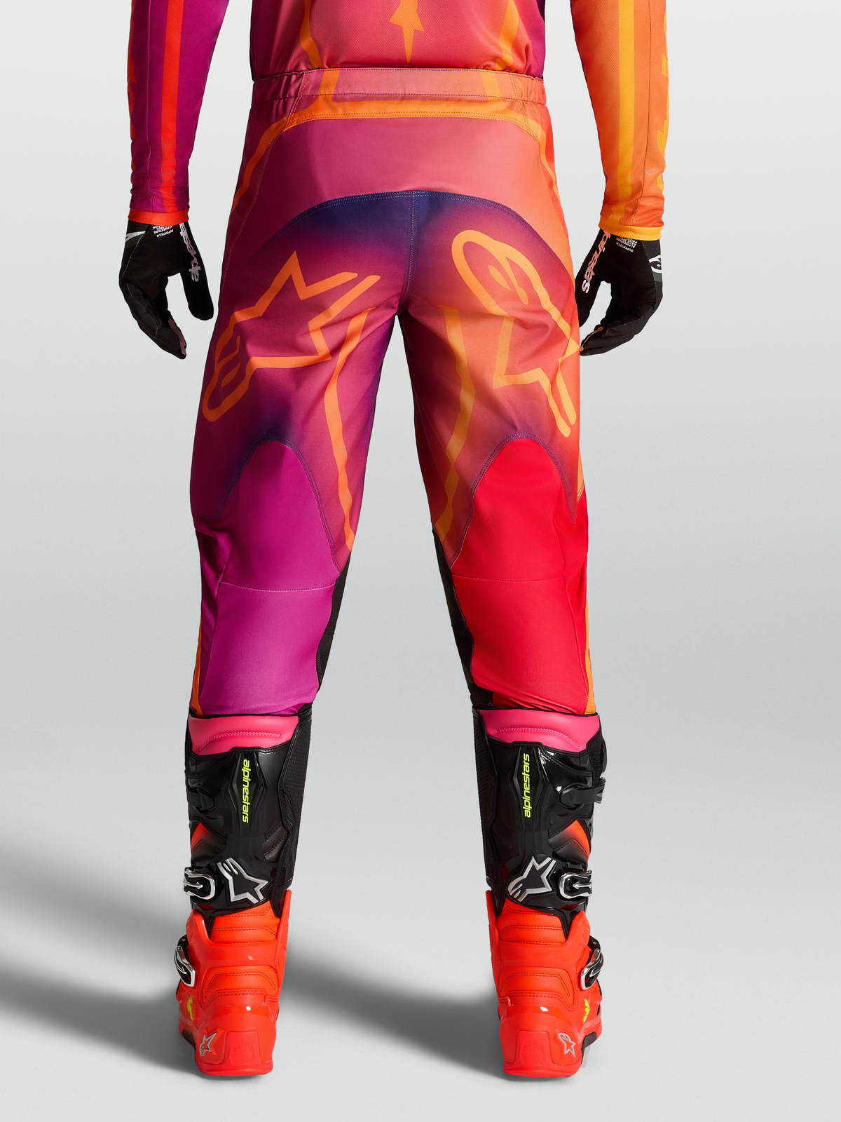 Alpinestars Cal''as Fluid Kepler, cal''as de motocross para homem, roxa e laranja, vista traseira com log''tipo Astars.