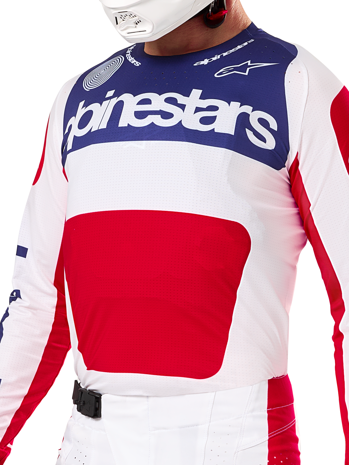 Alpinestars Limited Edition Techstar Fortitude Gear Set, camisola e calças de motocross em vermelho, branco e azul, com camisola branca, painel superior azul-marinho e gráfico central vermelho, calças brancas e vermelhas com fivela magnética SX2, corte atlético com perfurações a laser para corridas off-road