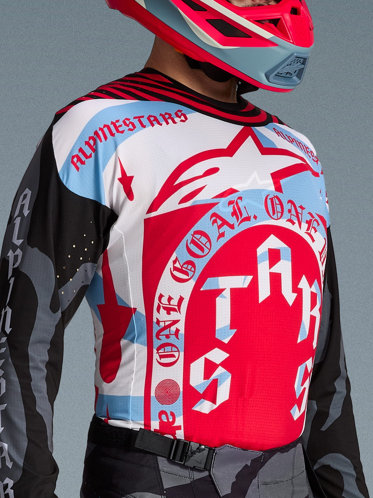 Camisola Techstar Edição Limitada Beast Coast, em vermelho, branco e azul com mangas camufladas e grafismos de corrida.