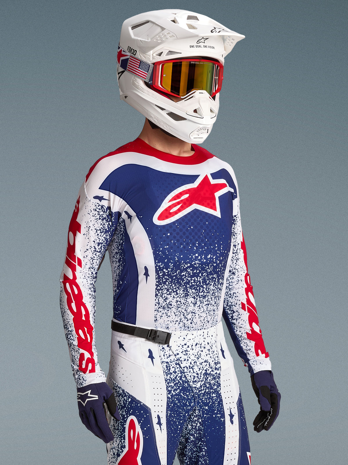 Alpinestars Techstar Unity Jersey edição limitada, camisola de motocross para homem, design de salpicos vermelho e azul, modelo vestido.