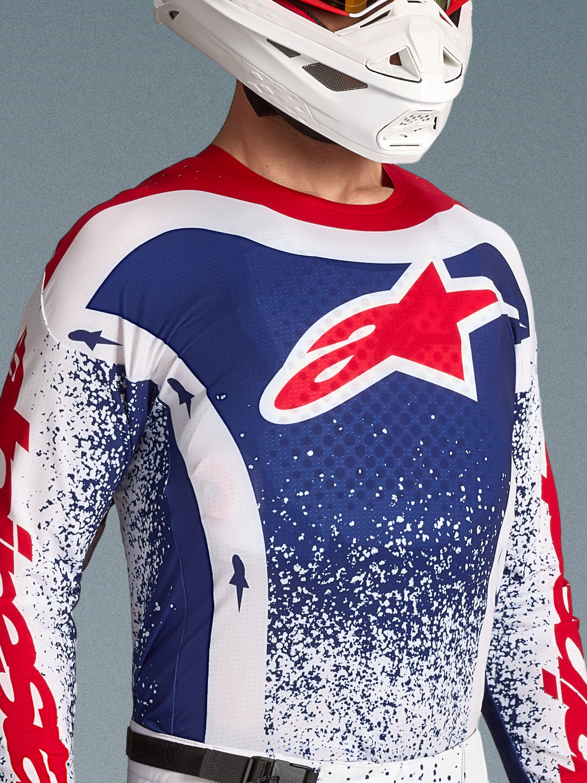 Alpinestars Techstar Unity Jersey, camisola de motocross de edição limitada para homem, vermelha, branca e azul, com ajuste de corrida ventilado.