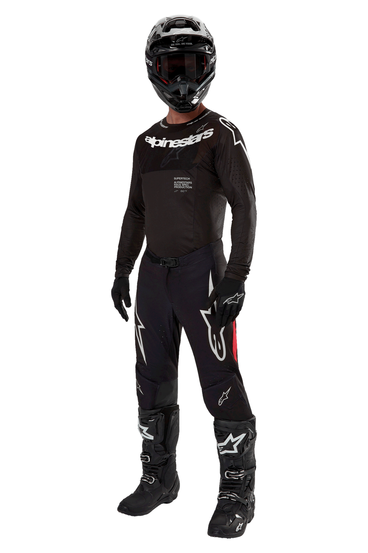 Piloto de motocross com equipamento de corrida completo, Camisola Supertech Ward 2024 em Preto Vermelho, camisola preta com logótipo Alpinestars branco, calças pretas com painéis laterais vermelhos e grandes logótipos Astars brancos, capacete, luvas e botas pretas, conjunto de nível profissional para corridas de todo-o-terreno