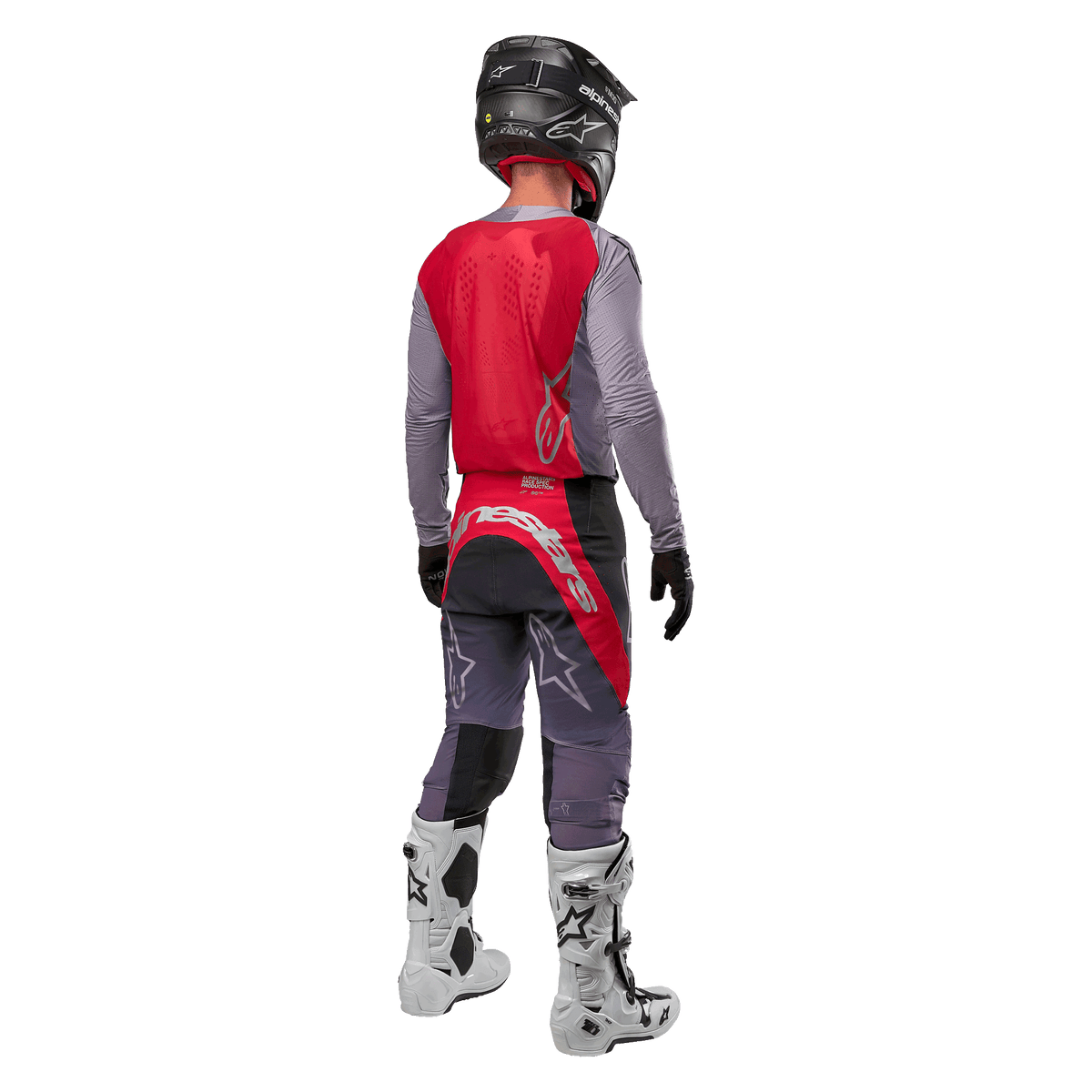 Alpinestars 2024 Supertech Dade Jersey, camisola de motocross, vermelho Iron Red Berry e cinzento, vista traseira num piloto, com painel traseiro vermelho, logótipo cinzento e mangas cinzentas, usada com calças de corrida coordenadas em cinzento e vermelho, botas brancas e capacete preto, equipamento profissional de todo-o-terreno.