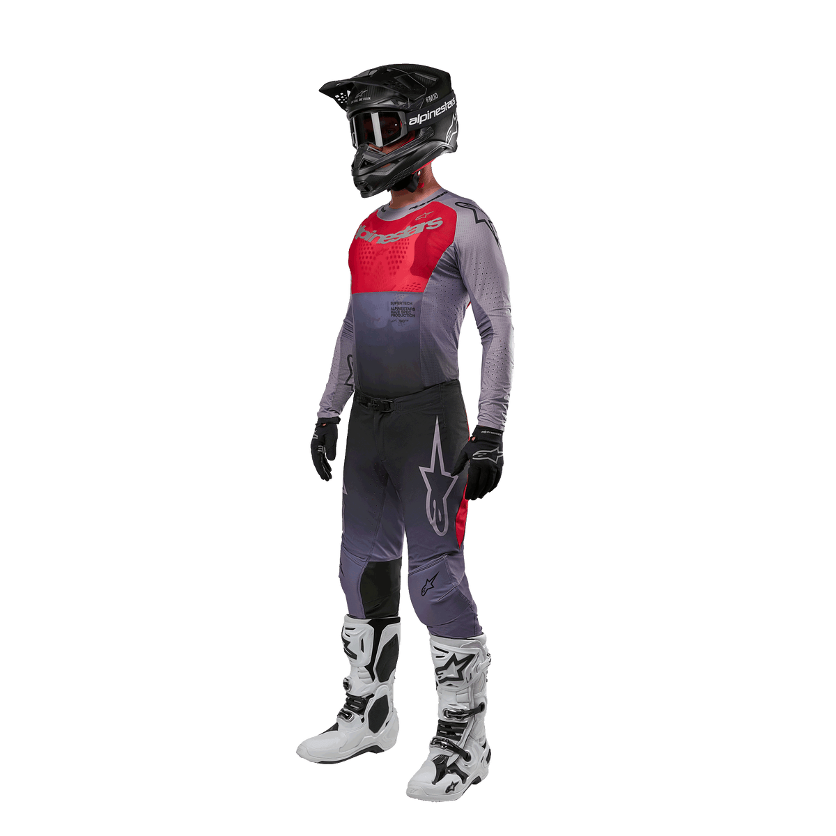 Piloto de motocross com equipamento de corrida completo, Camisola Alpinestars 2024 Supertech Dade em Iron Red Berry e cinzento, calças cinzentas com detalhes vermelhos, capacete preto com óculos, botas brancas e pretas, luvas pretas, conjunto coordenado para corridas todo-o-terreno