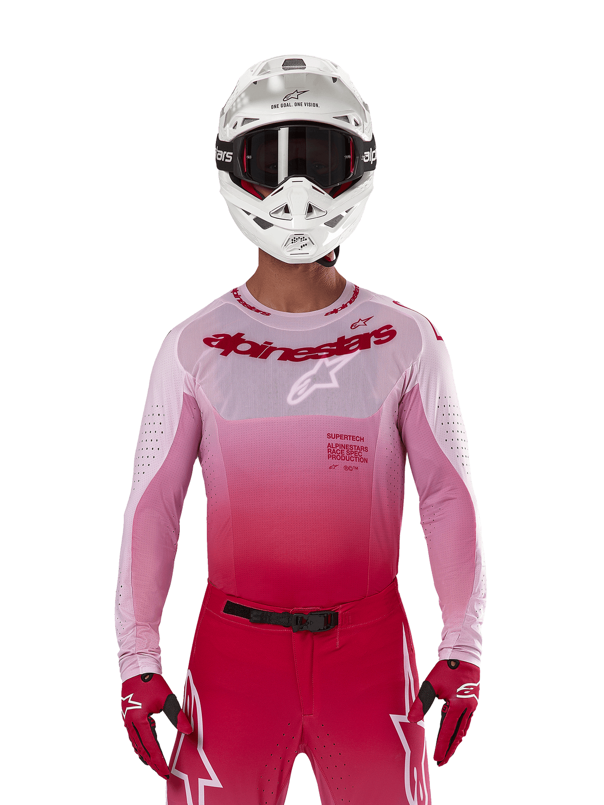 Piloto de motocross a usar a camisola Alpinestars 2024 Supertech Dade em Red Berry Lilac, calças a condizer, capacete branco com óculos pretos e luvas vermelhas, equipamento de corrida profissional coordenado com tons degradê em rosa e vermelho