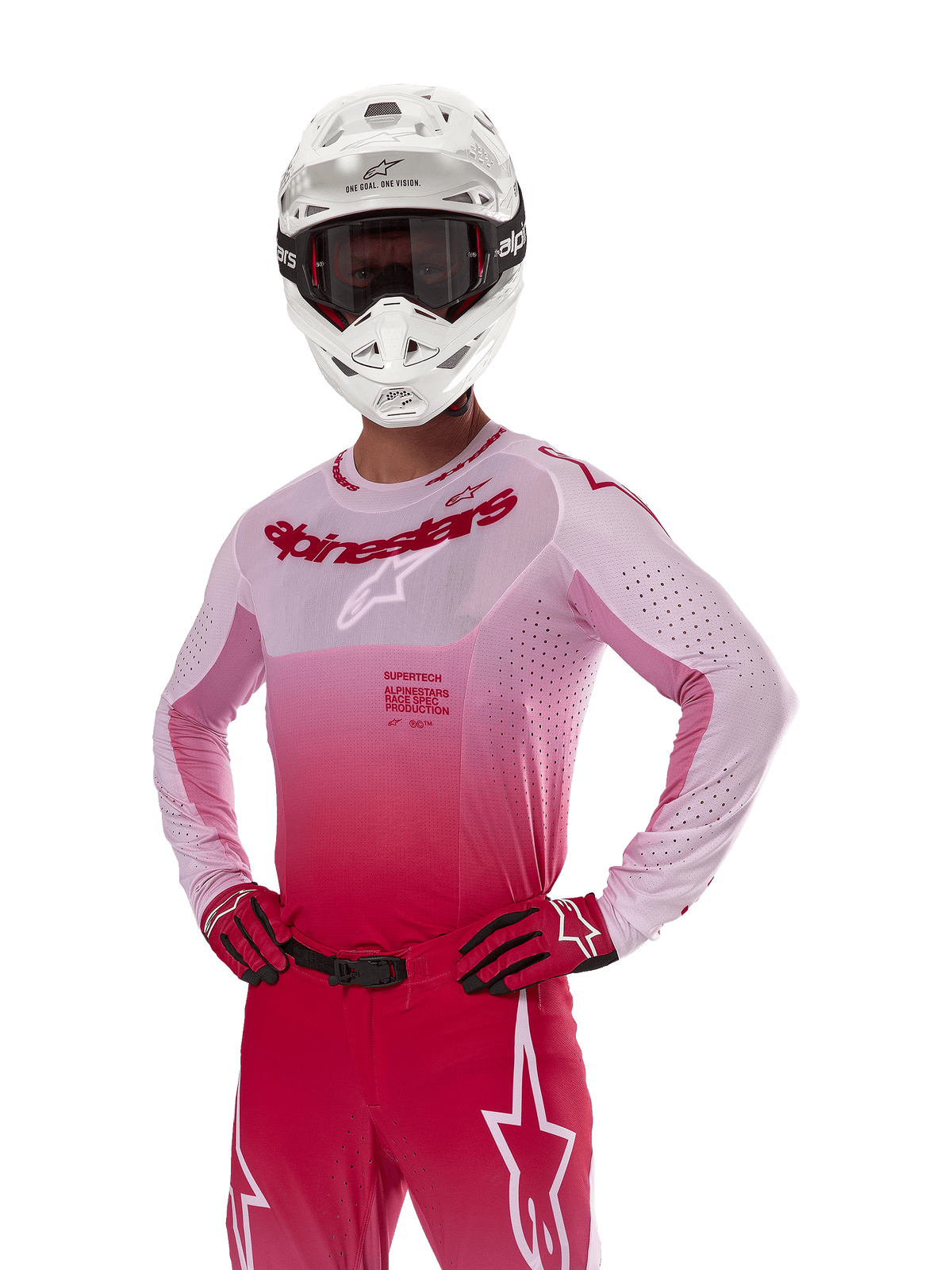 Alpinestars 2024 Supertech Dade Jersey, equipamento de motocross, design com gradiente Red Berry Lilac, camisola de manga comprida com perfurações cortadas a laser, usada por um piloto com capacete branco e luvas e calças vermelhas a condizer, kit profissional de motocross sobre fundo branco
