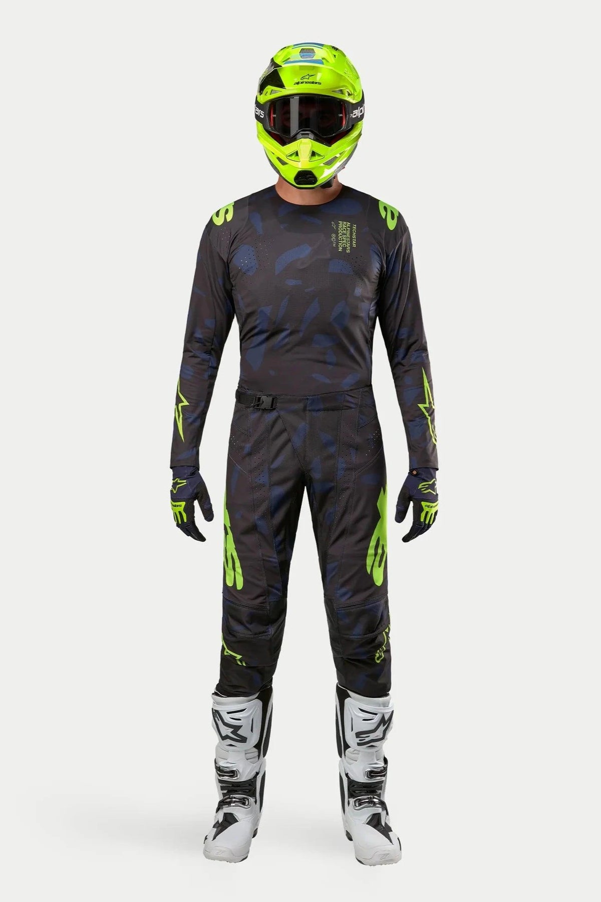 Alpinestars 2024 Techstar Rantera Jersey e Calças, conjunto de equipamento de motocross, preto, azul-marinho e amarelo fluorescente, usado com um capacete amarelo fluorescente a condizer e botas brancas, com logótipos amarelos destacados e painéis de malha técnica para desempenho em todo-o-terreno