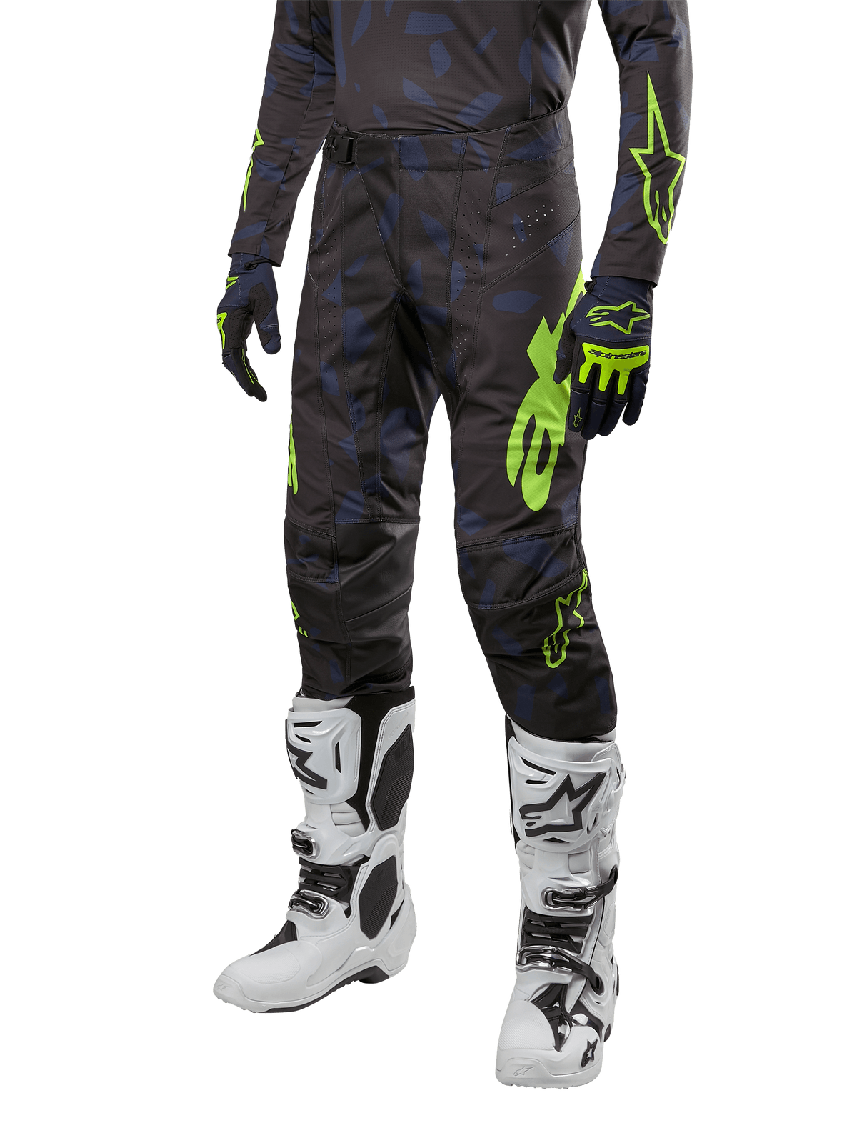 Alpinestars 2024 Techstar Rantera Pants, calças de motocross, preto, azul-marinho e amarelo fluo, com padrões de camuflagem azul-marinho e marca verde néon, usadas com luvas a condizer e botas brancas, design de corte de corrida durável para desempenho em todo-o-terreno