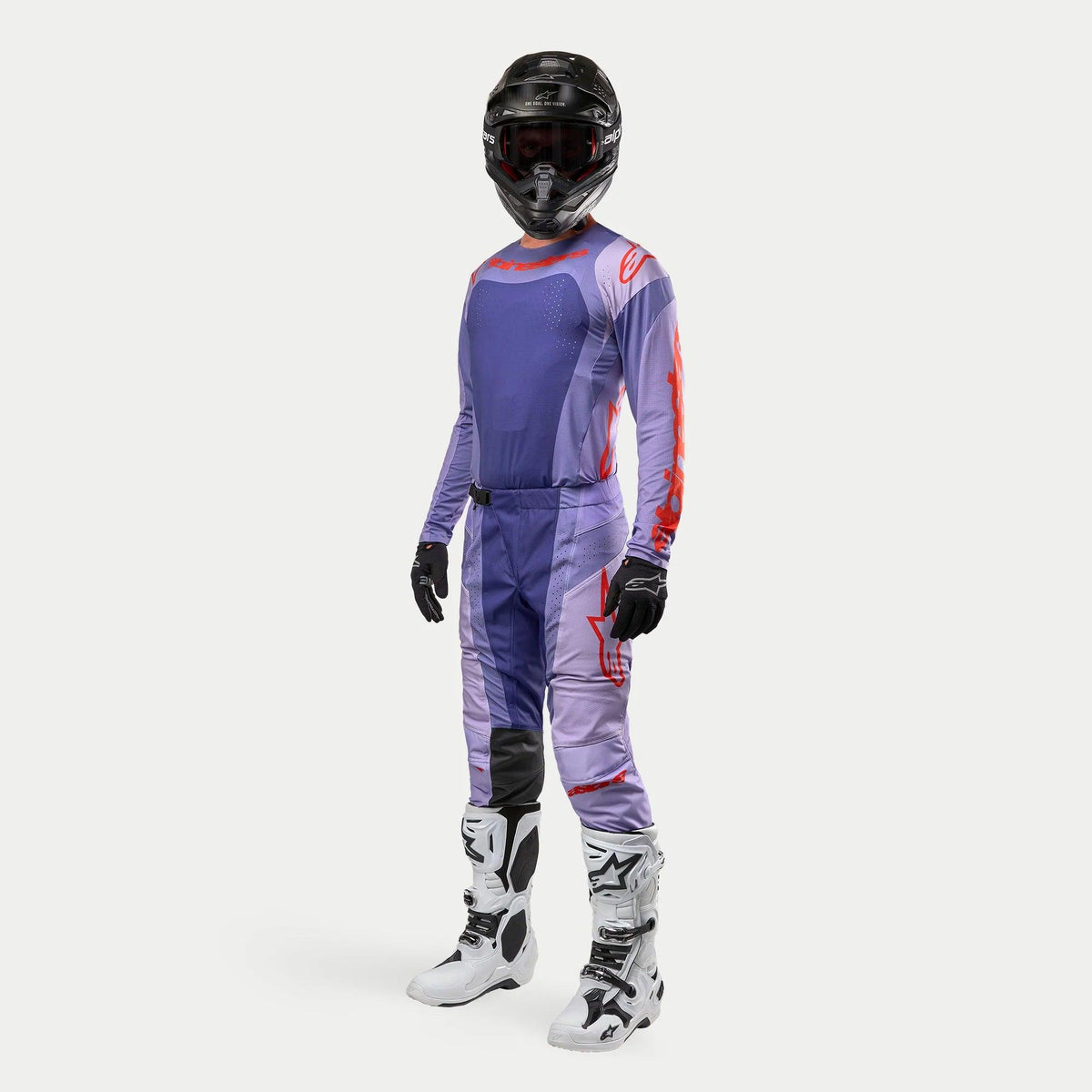 Equipamento completo de motocross Alpinestars, incluindo camisola e calças Techstar Ocuri 2024 em roxo e laranja, capacete preto, luvas pretas e botas brancas com detalhes pretos, vestuário de proteção para todo-o-terreno