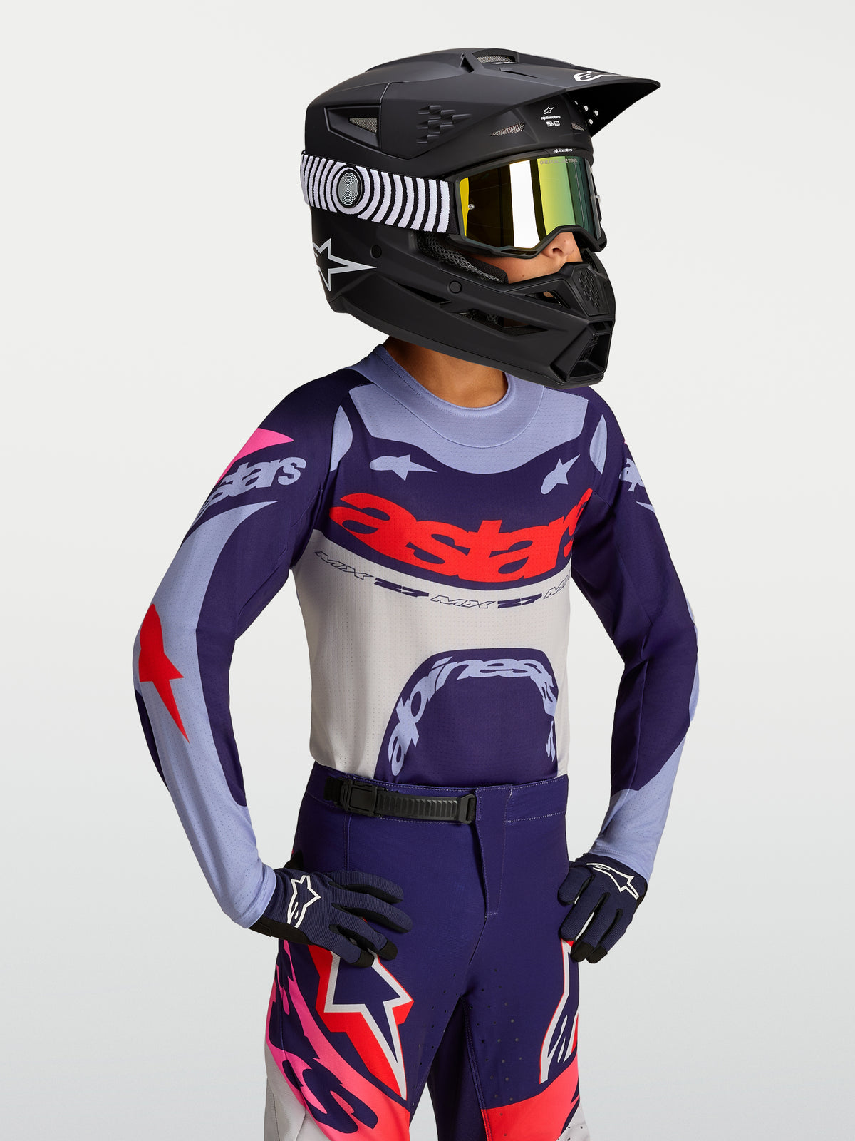 Alpinestars Camisola Supertech Dyna Jovem, camisola de motocross roxa e vermelha com ajuste atlético race-fit em modelo.