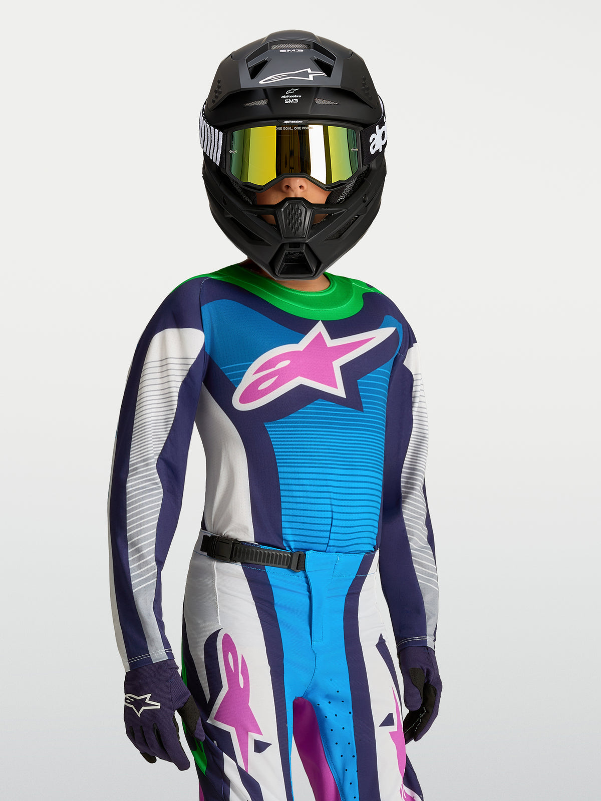 Camisola Alpinestars Supertech Maven Jovem, azul e branca, malha elástica de motocross num piloto jovem.