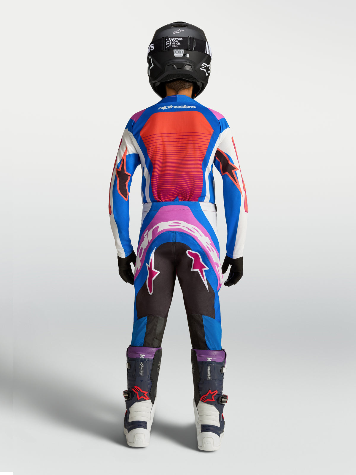 Alpinestars Juventude Supertech Maven Gear Set, camisola e calças de motocross azuis e coral, vista traseira no modelo.