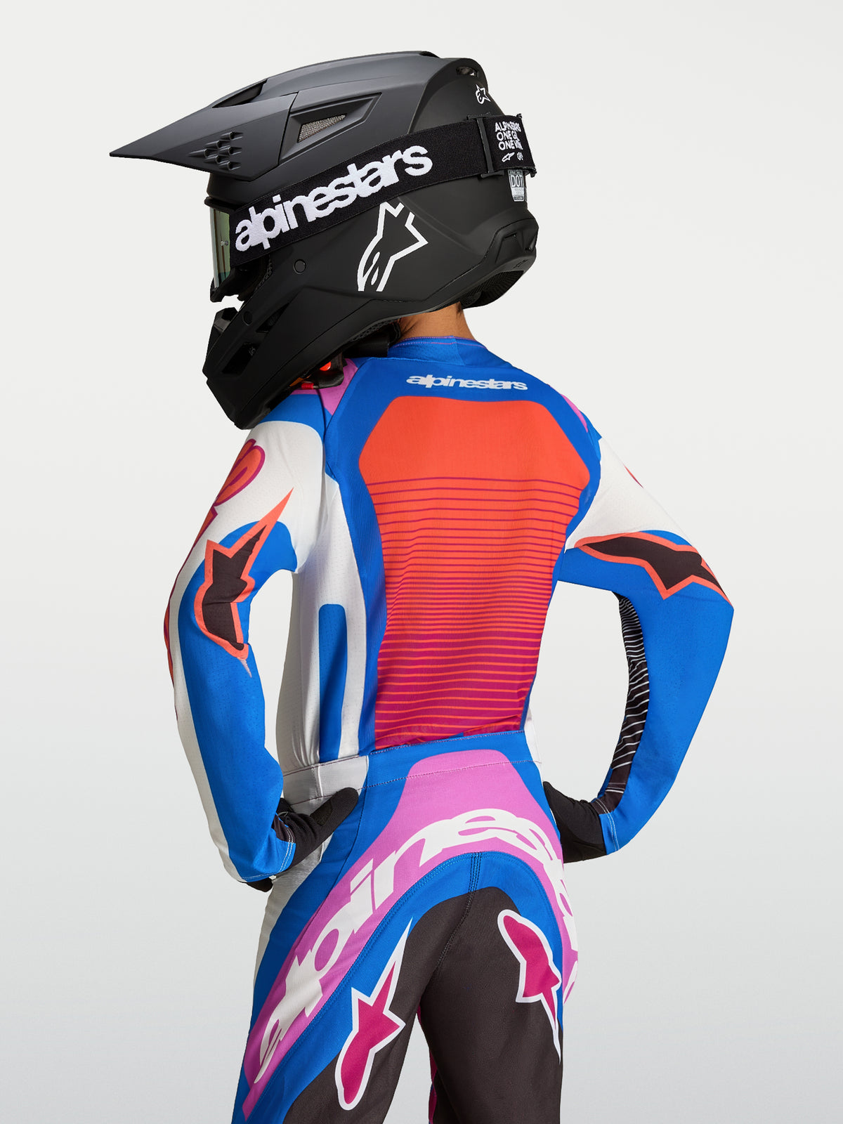 Camisola Supertech Maven Jovem Alpinestars, azul e laranja coral, ajuste de corrida para motocross com malha ventilada.