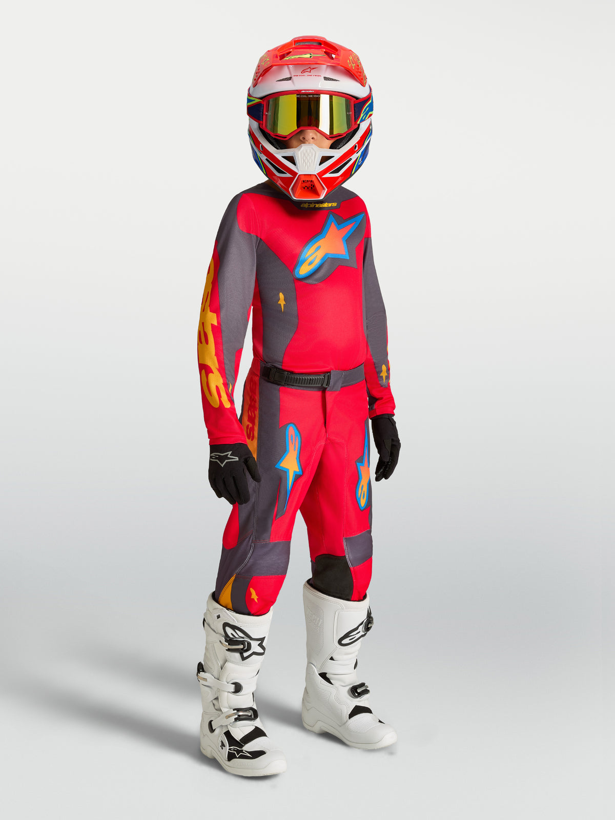Alpinestars Juventude Fluid Hunt Gear Set, conjunto de motocross para jovens, vermelho e cinzento, com botas brancas.