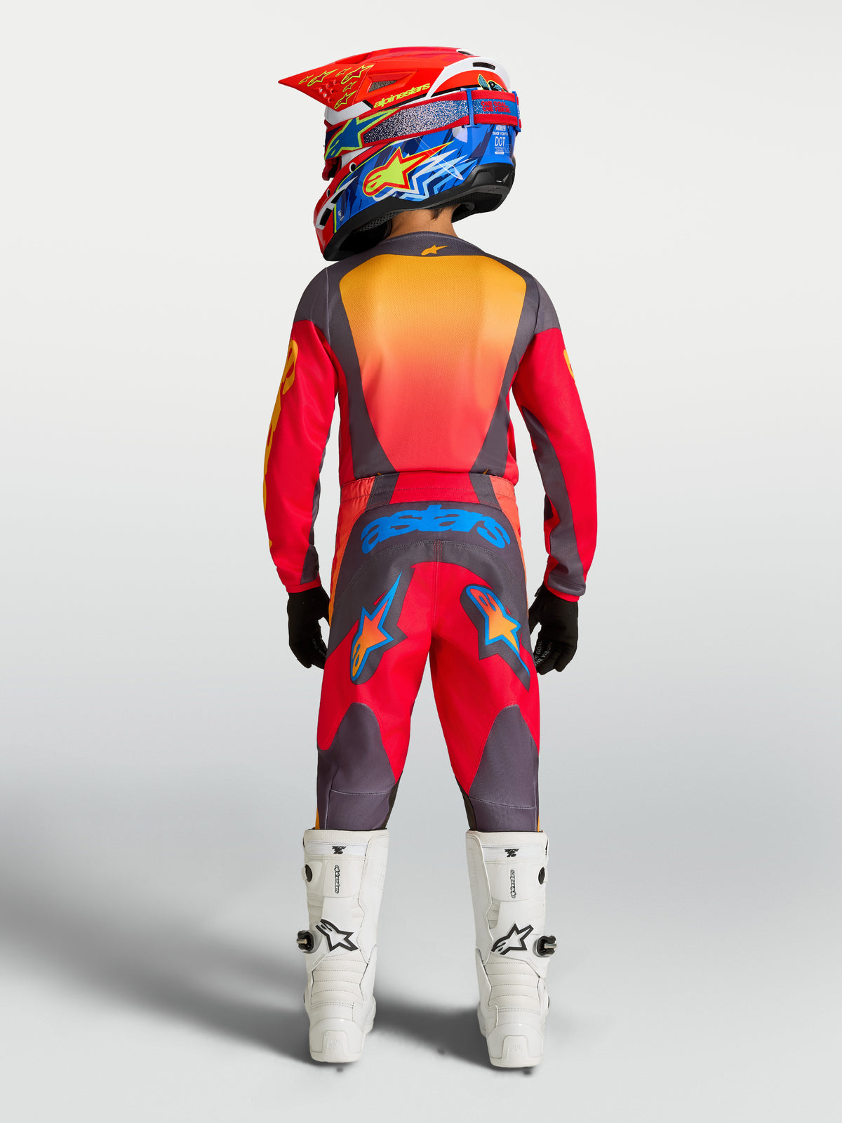 Alpinestars Youth Fluid Hunt Gear Set, conjunto de motocross para juventude, vermelho e cinzento, vista traseira no modelo.