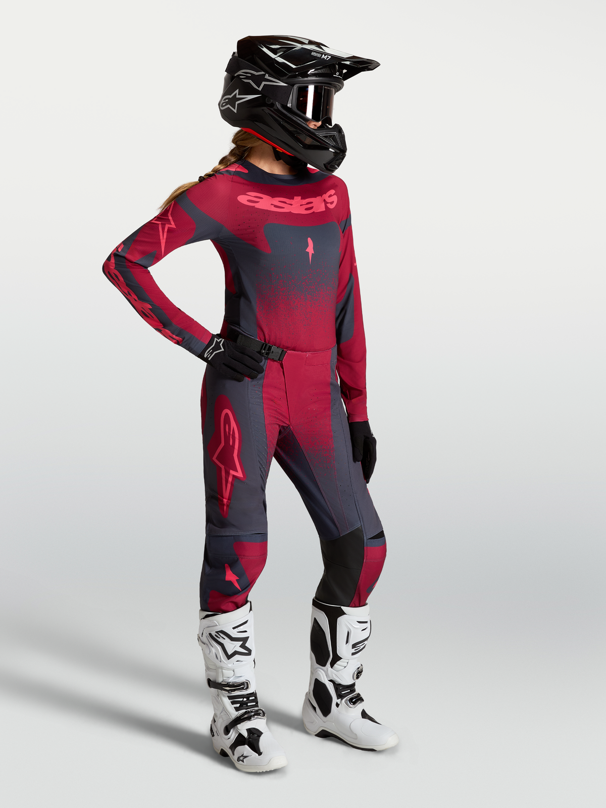 Alpinestars Stella Techstar Swan, camisola de motocross para mulher, vermelho e cinzento escuro, mostrada em modelo.