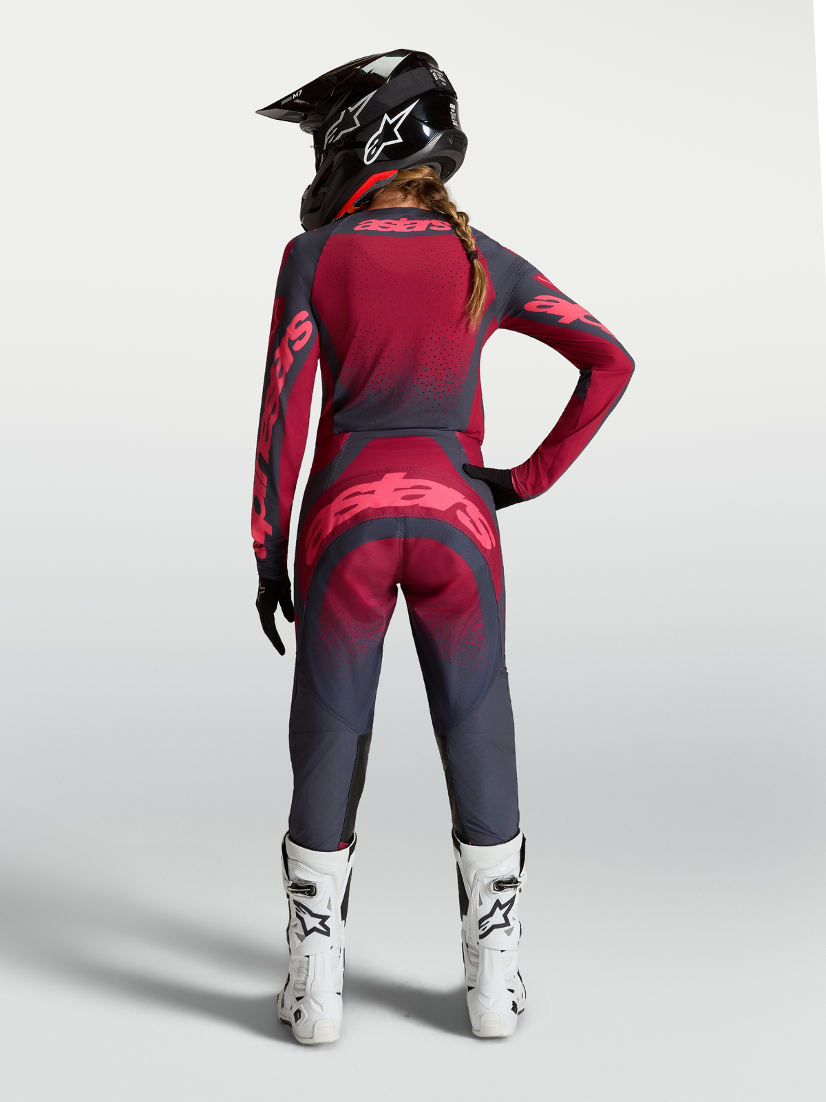 Alpinestars Stella Techstar Swan, camisola de motocross para mulher, vermelha e cinzenta, ventilada, vista traseira no modelo.