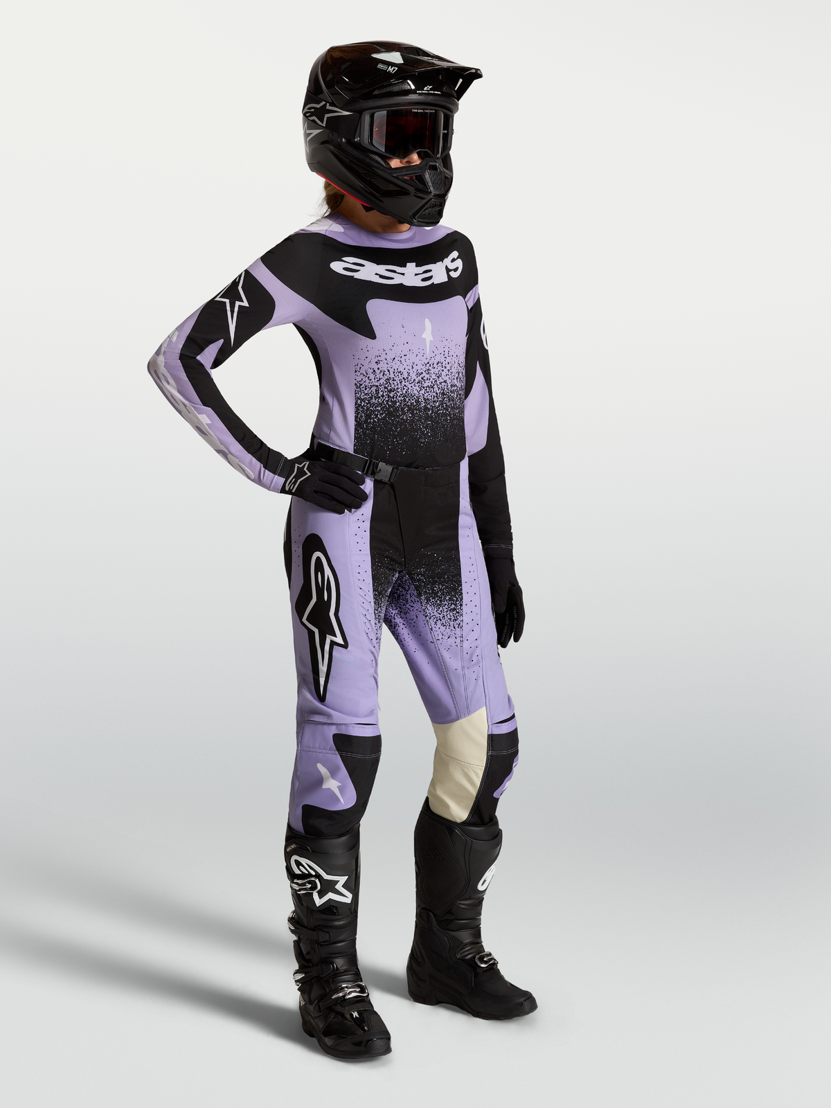 Alpinestars calças Stella Techstar Swan, calças de motocross para mulher, roxas e pretas, modelo a usar equipamento completo