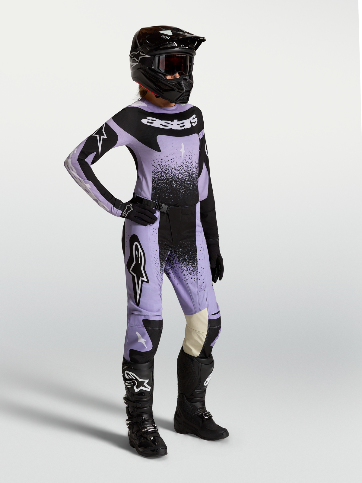 Alpinestars Stella Techstar Swan, conjunto de motocross para mulher em violeta e preto com gráficos swan.