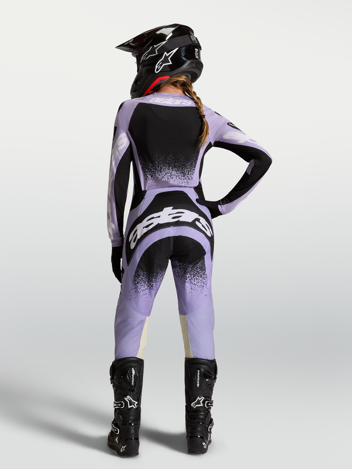Alpinestars Stella Techstar Swan, camisola e conjunto de motocross para mulher, em violeta claro e preto, vista traseira.