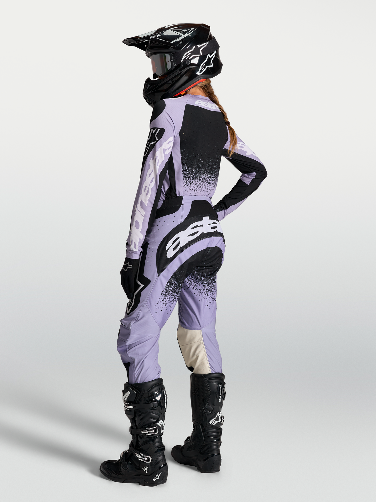 Alpinestars Stella Techstar Swan, camisola e conjunto de motocross para mulher, violeta claro e preto, vista traseira.