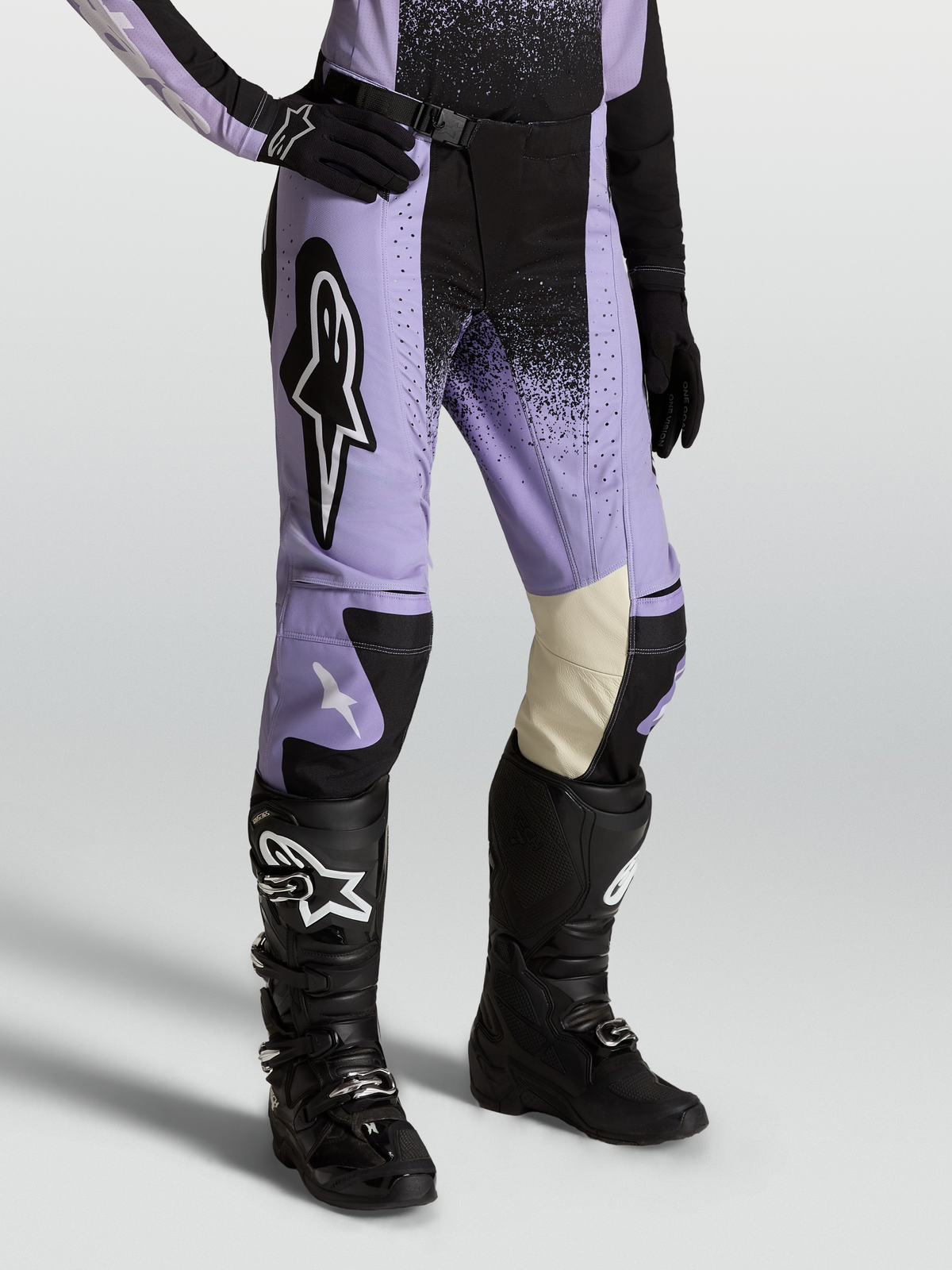 Calças Stella Techstar Swan da Alpinestars, calças de motocross para mulher em roxo e preto, com painéis internos no joelho em pele, ajuste de competição off-road.