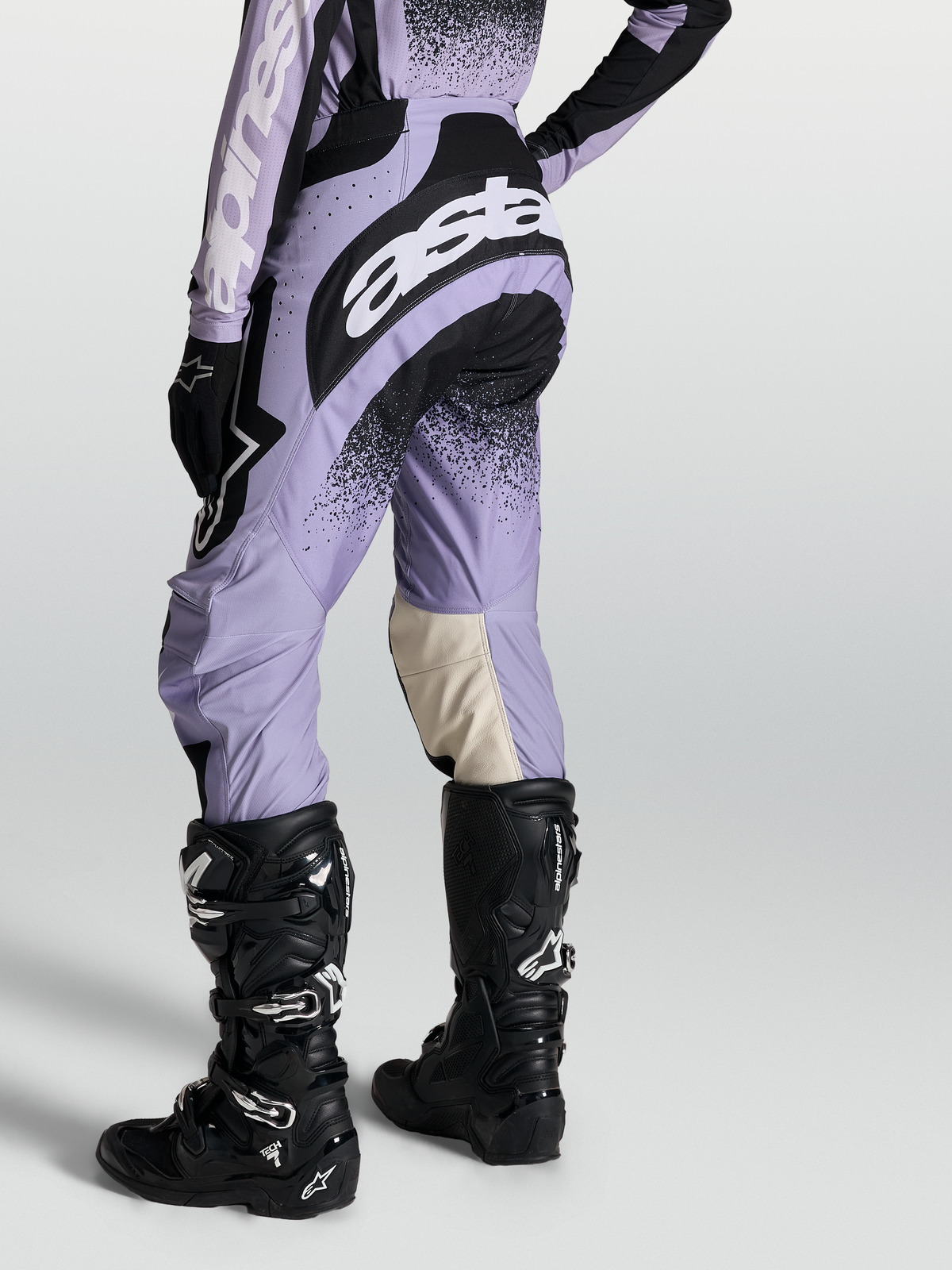Alpinestars Stella Techstar Swan, calças de motocross para mulher, roxo claro e preto, com botas Tech 7, equipamento off-road de alto desempenho