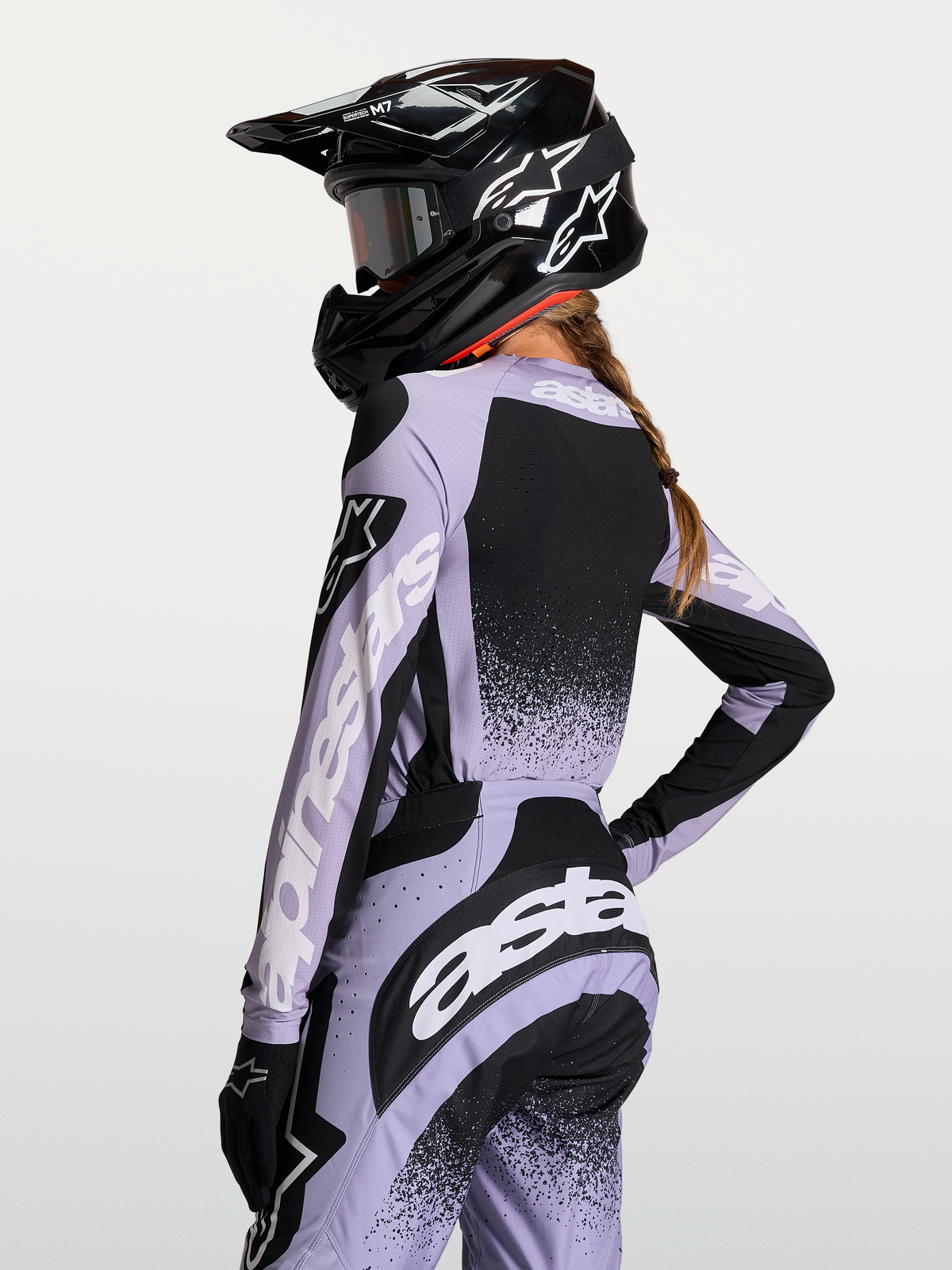 Alpinestars Stella Techstar Swan, camisola de motocross para mulher, violeta e preta, ajuste de corrida respirável, vista traseira.