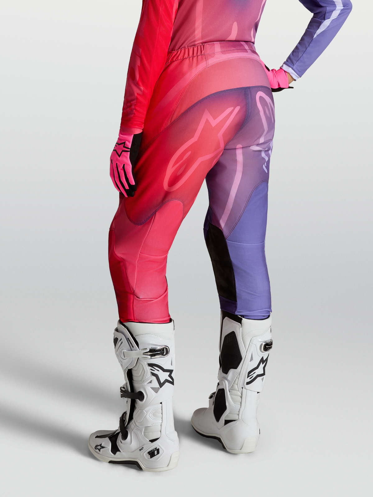 Alpinestars Stella Fluid Kepler, calças de motocross para mulher, roxas e vermelhas, pernas pré-curvadas, vista traseira
