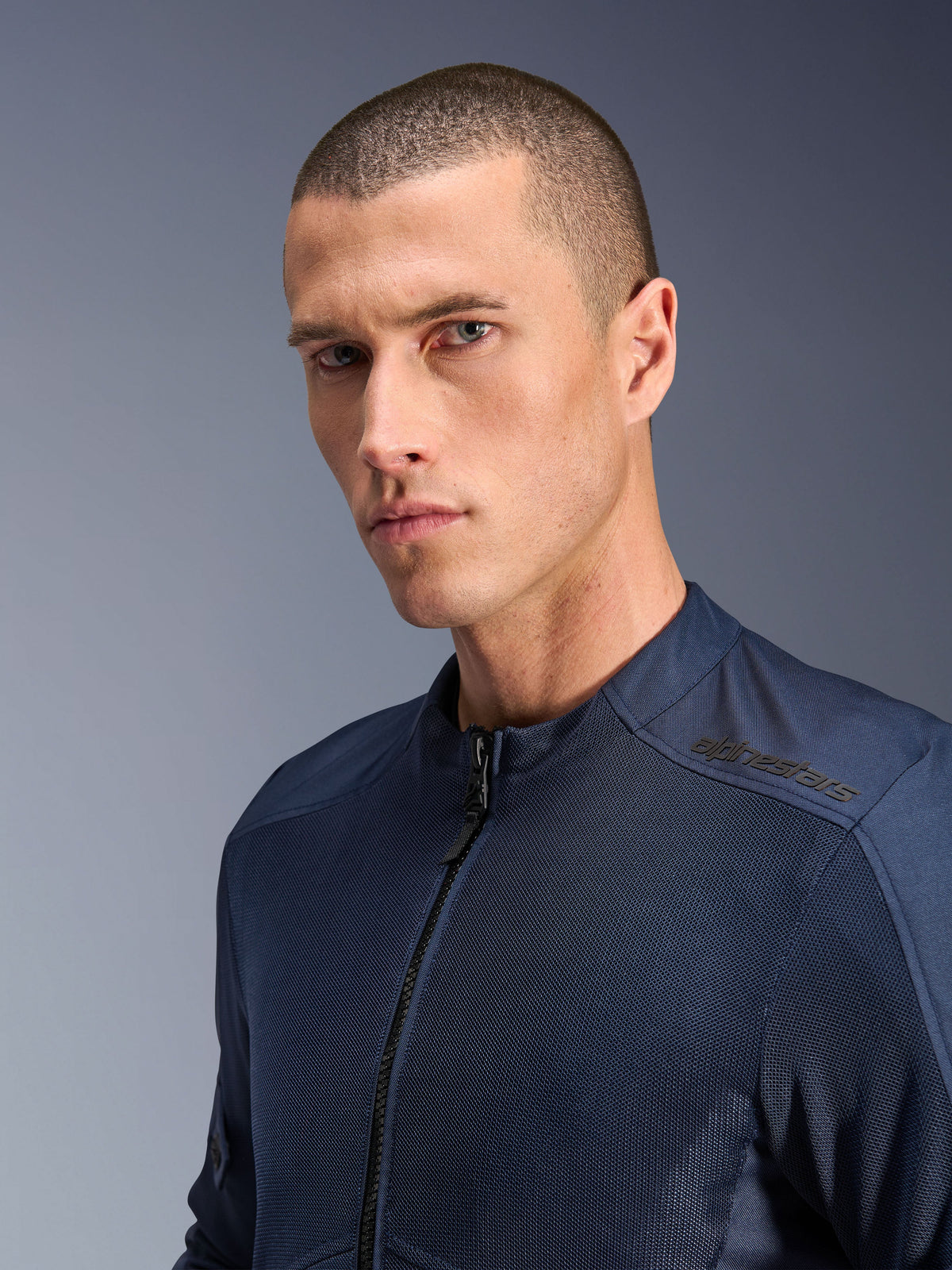 Alpinestars casaco C-1 Air, casaco de moto urbano para homem, azul, malha técnica com logótipo no ombro, retrato de modelo
