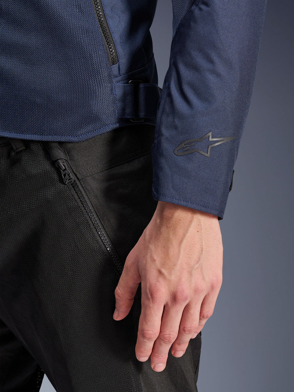 Casaco Alpinestars C-1 Air, casaco de moto urbano para homem, azul, com malha técnica e detalhe de logótipo na manga