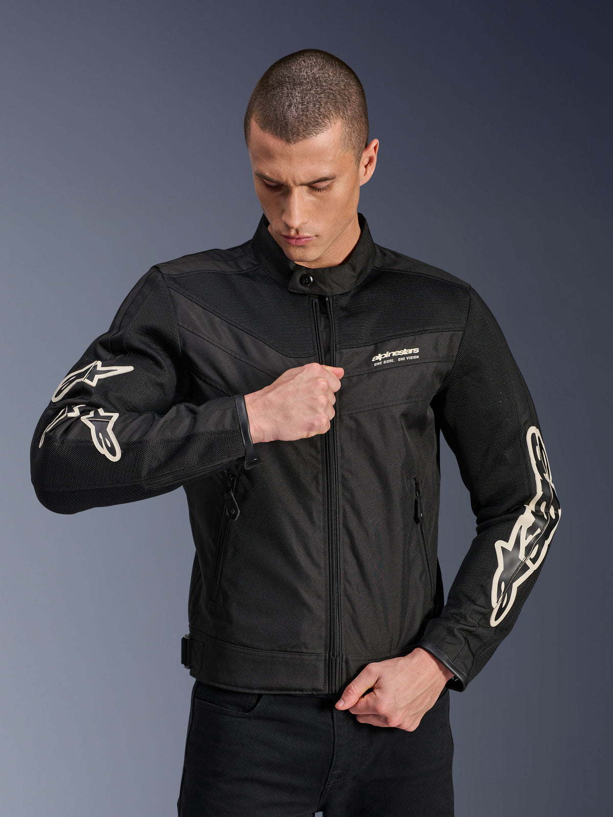 Casaco Alpinestars T-Dyno Air, preto, casaco de motociclismo têxtil com painéis de malha 3D e logótipos brancos nas mangas, vestido por um modelo a fechar o fecho frontal, estilo de condução urbana