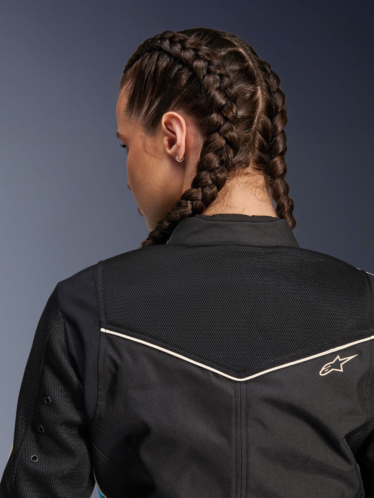 Alpinestars Stella T-Dyno Air Jacket, casaco de motociclismo para mulher, preto com detalhes em ecru, vista de perto da parte superior das costas com malha 3D para ventilação e pequeno logótipo Alpinestars bordado.