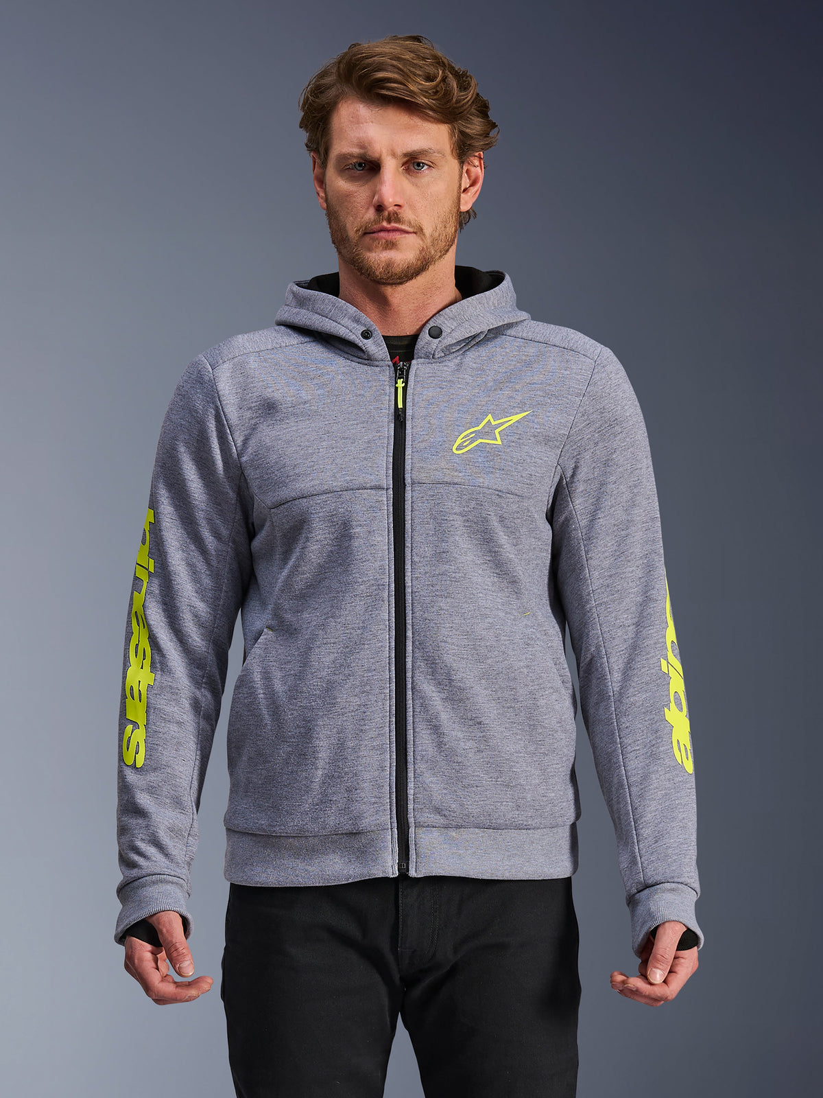 Alpinestars hoodie Chrome V2 Sport, casaco de moto urbano em fleece técnico, cinzento e amarelo fluo, visto no modelo.