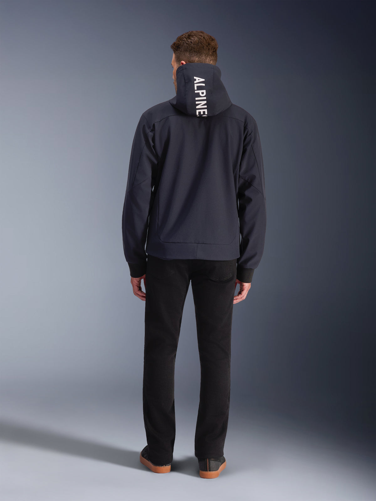 Alpinestars Hoodie Radium Tech, casaco de moto urbano corta-vento para homem, preto com logótipo branco no capuz.