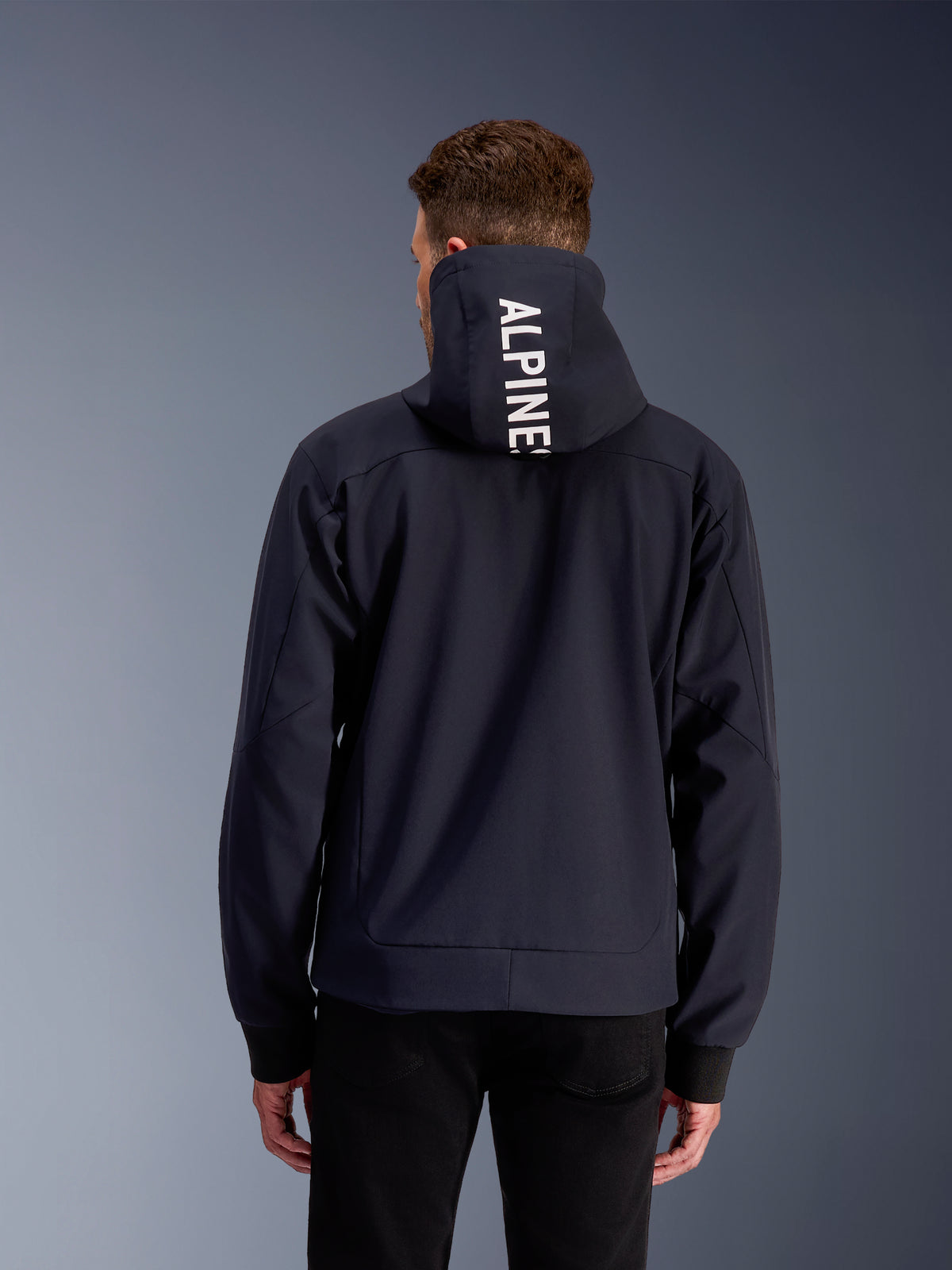 Hoodie Radium Tech da Alpinestars, casaco de moto urbano para homem, preto e branco, têxtil 3L, vista traseira com logótipo no capuz