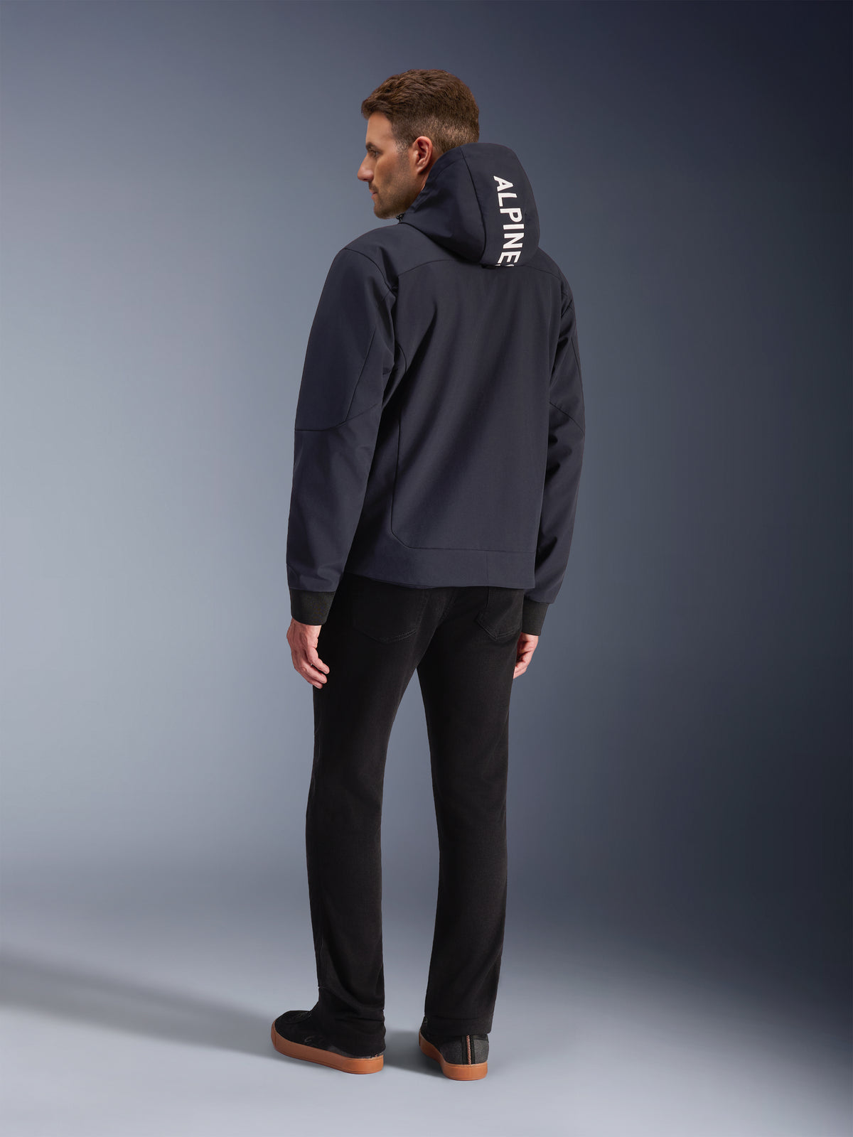 Alpinestars Hoodie Radium Tech, casaco de moto urbano preto para homem, corta-vento com logótipo branco, vista traseira.